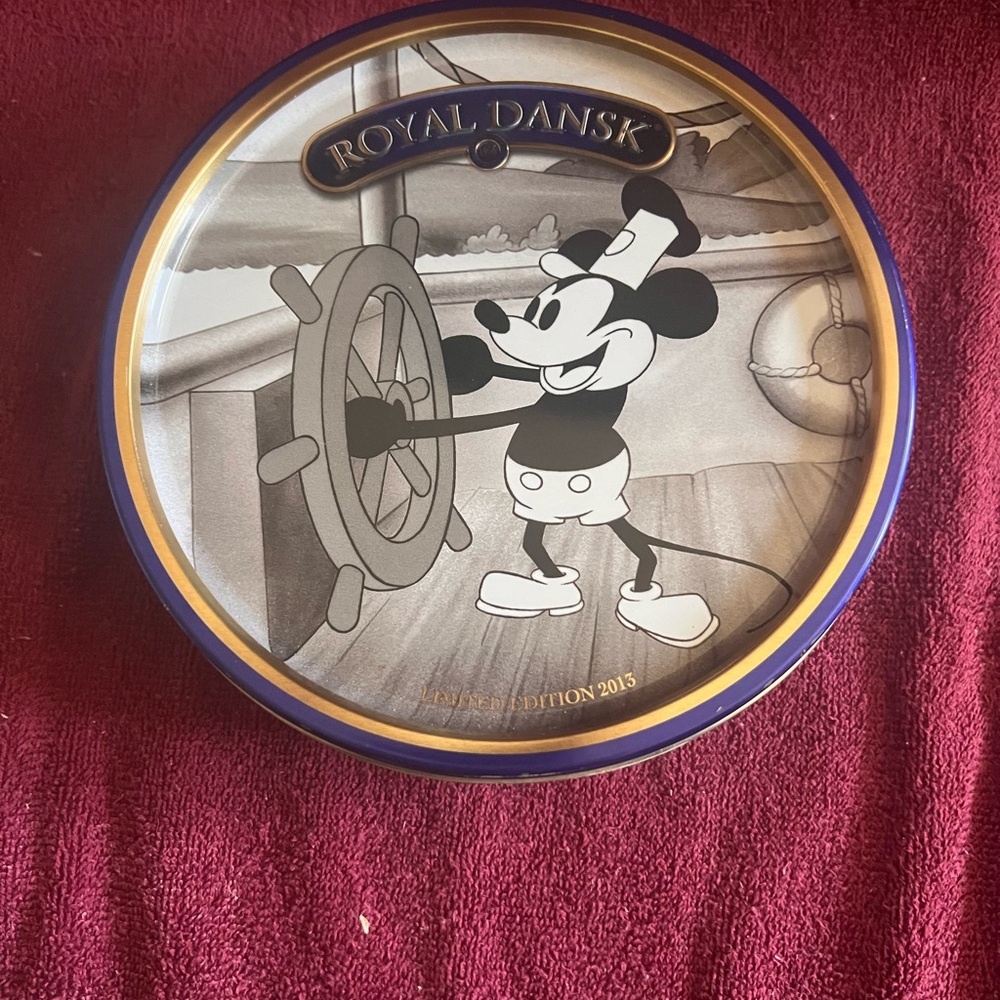 STEAMBOAT MICKEY LIMITED EDITION COLLECTORS TIN 2015